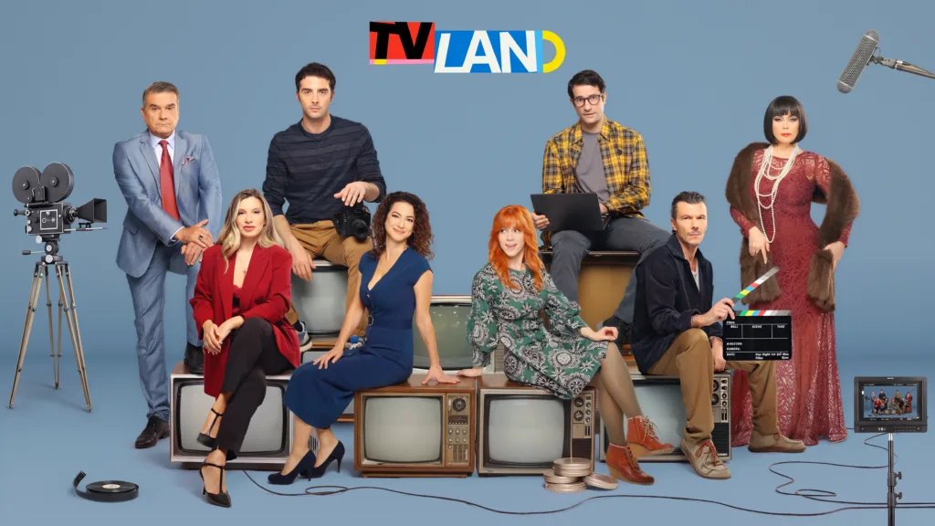 «TV Land»: Η νέα κωμική σειρά της ΕΡΤ έρχεται… από τα παρασκήνια