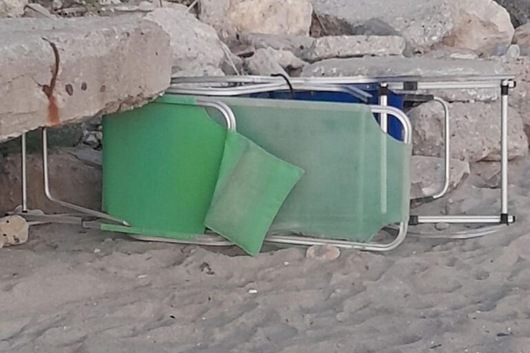 Σκούπα στις παραλίες της Χαλκιδικής για παράνομες ομπρέλες και ξαπλώστρες