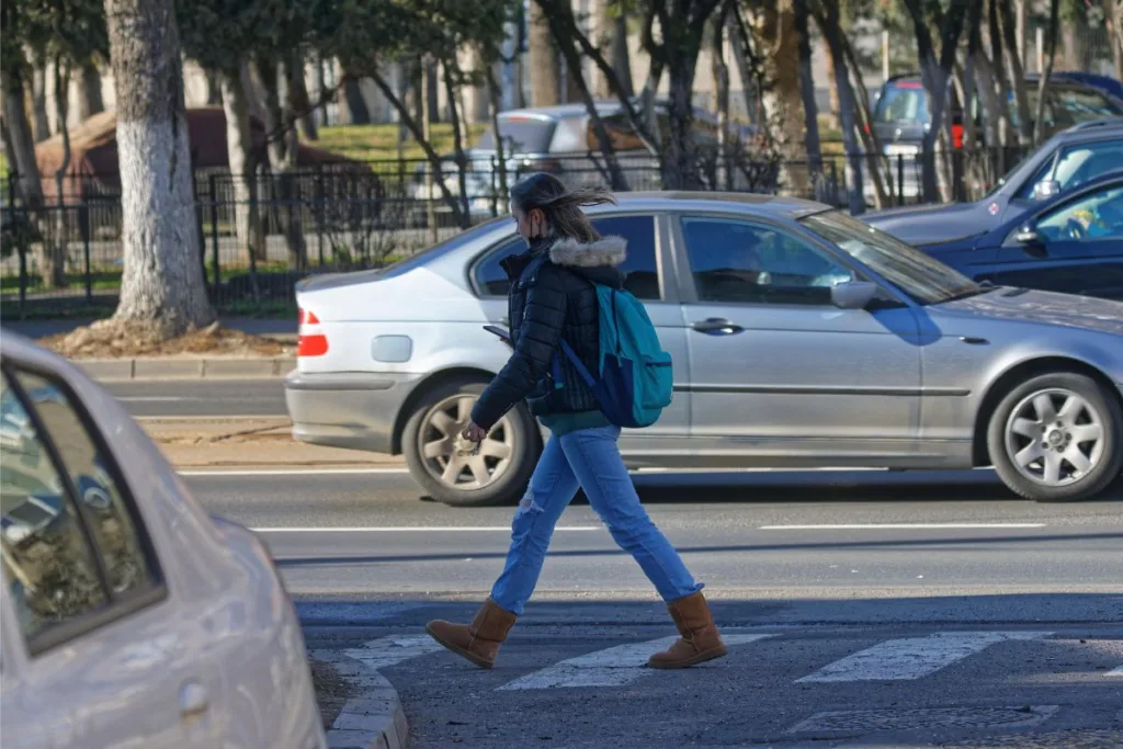 Η Ιταλία εξετάζει πρόστιμο 75 ευρώ για τους πεζούς που περνούν τον δρόμο κοιτώντας το κινητό
