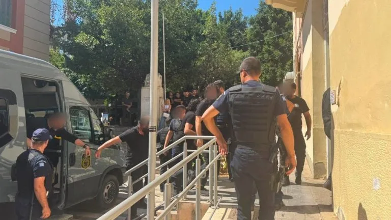 Μακελειό στα Βορίζια: Αποφυλακίστηκαν με όρους τρία μέλη της οικογένειας Καργάκη