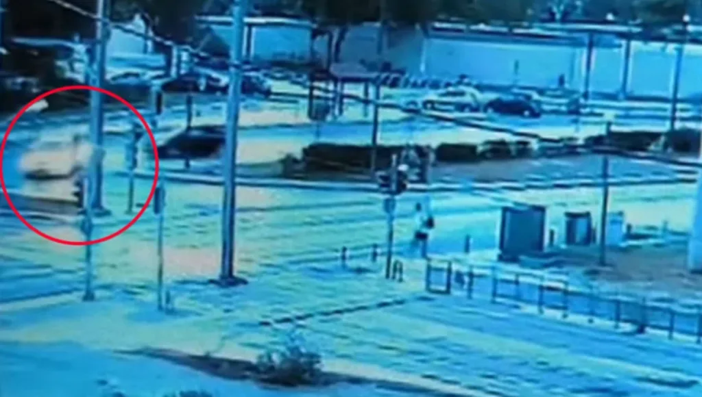 Βούλα: Βίντεο-ντοκουμέντο από τη στιγμή που το ταξί κάνει αναστροφή και συγκρούεται με τη μηχανή