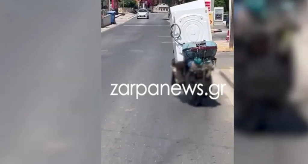 Τρόμος στα Χανιά: Μετέφερε πλυντήριο με το μηχανάκι του