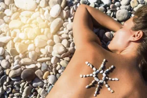 Ηλιοθεραπεία: Από την παραλία… στον δερματολόγο