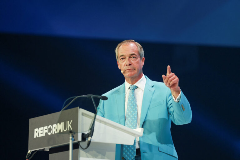 Βρετανία: Επεισόδια στο συνέδριο του Reform UK την ώρα της ομιλίας Φάρατζ – Βίντεο από τη βίαιη επίθεση σε διαδηλώτρια