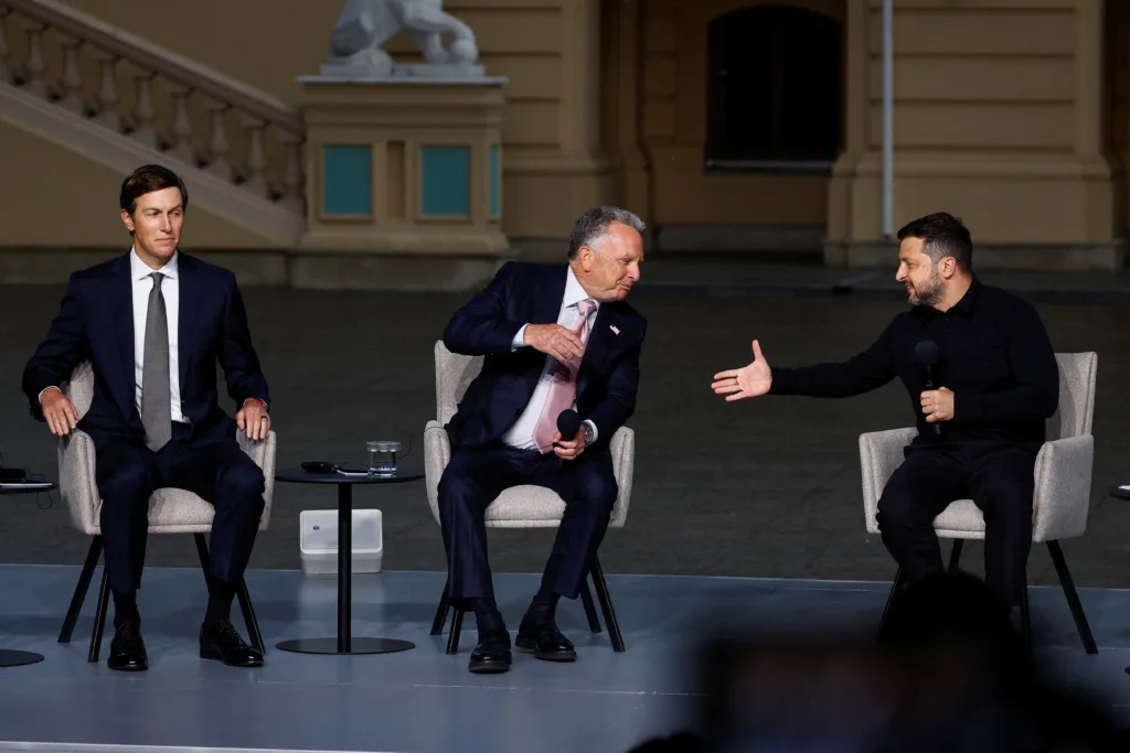 Ζελένσκι: «Η Ρωσία είναι έτοιμη να διαπραγματευτεί» – Τι του μετέφεραν οι απεσταλμένοι του Τραμπ