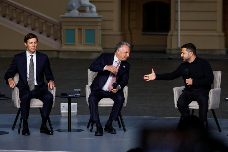 Ζελένσκι: «Η Ρωσία είναι έτοιμη να διαπραγματευτεί» – Τι του μετέφεραν οι απεσταλμένοι του Τραμπ