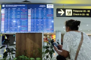 «Παρέλυσε» η Ινδονησία από την ηφαιστειακή τέφρα: 270.000 επιβάτες και 2.300 πτήσεις στο χάος