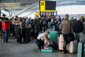 Χάος στα αεροδρόμια της Βρετανίας: Πάνω από 1.000 πτήσεις ακυρώθηκαν