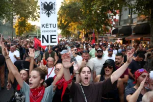 Αλβανία: Επεισόδια για την επένδυση που συνδέεται με τον γαμπρό του Τραμπ – «Συλλάβετε τον Ράμα» φώναζαν οι διαδηλωτές