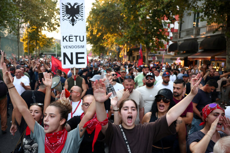 Αλβανία: Επεισόδια για την επένδυση που συνδέεται με τον γαμπρό του Τραμπ – «Συλλάβετε τον Ράμα» φώναζαν οι διαδηλωτές