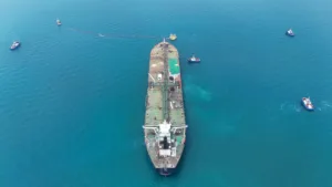 Πολεμικό τελεσίγραφο Ιράν: Απειλεί αεροδρόμια γειτονικών χωρών για τις πτήσεις – Νόμος για κατασχέσεις φορτίων στο Ορμούζ