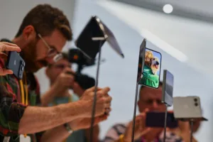 iPhone Duo: Αντιδράσεις για το πρώτο αναδιπλούμενο κινητό της Apple – «Πολύ ακριβό» και «άχρηστο»