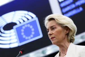 Φον ντερ Λάιεν: «Πέθαναν ως ήρωες» – Τίμησε τον Έλληνα και τον Δανό πιλότο που σκοτώθηκαν στις φωτιές