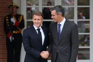 Μακρόν – Σάντσεθ: «Εξαιρετική είδηση» η επιστροφή της Βρετανίας στην ΕΕ – Η συγγνώμη του Ισπανού πρωθυπουργού