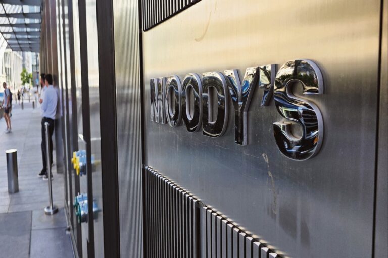 Το διπλό μήνυμα της Moody’s – Οι εκτιμήσεις για την Ελλάδα