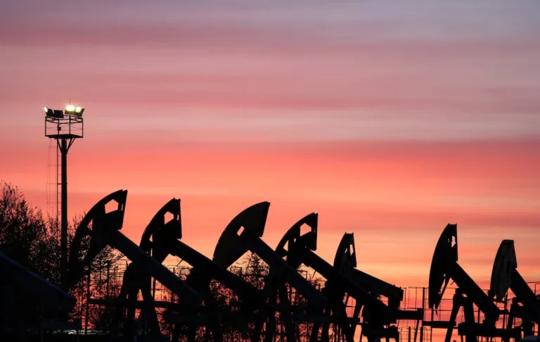 Πετρέλαιο: Μια ανάσα από τα 100 δολάρια το Brent – Γιατί εκτοξεύτηκε η τιμή