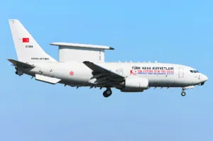 Μυστηριώδης αποστολή τουρκικού AWACS Ε-7Τ με οπλισμένα F-16 Özgür νότια της Κύπρου