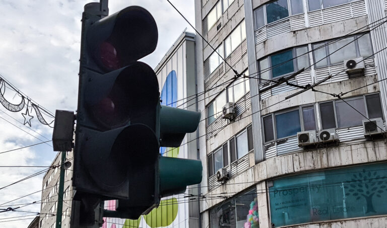 Χάος στην Αθήνα: Εκτός λειτουργίας φανάρια σε κέντρο και βόρεια προάστια – Η έκτακτη ανακοίνωση της ΕΛ.ΑΣ.