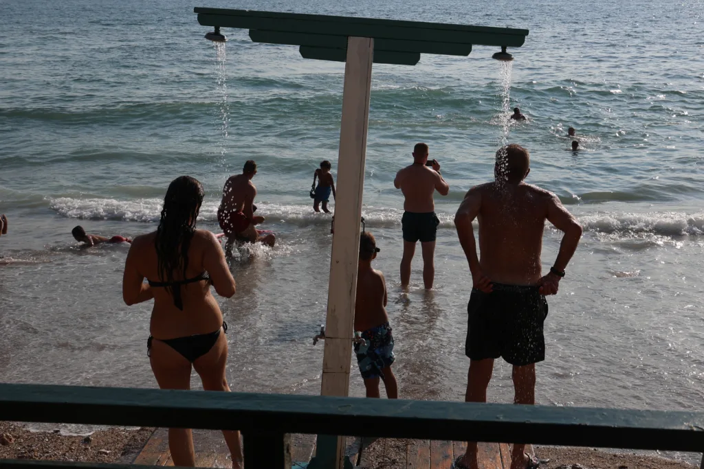 Καιρός: Καύσωνας με 39άρια – Αλλάζει το σκηνικό με βροχές, 8 μποφόρ και νέο κύμα ζέστης