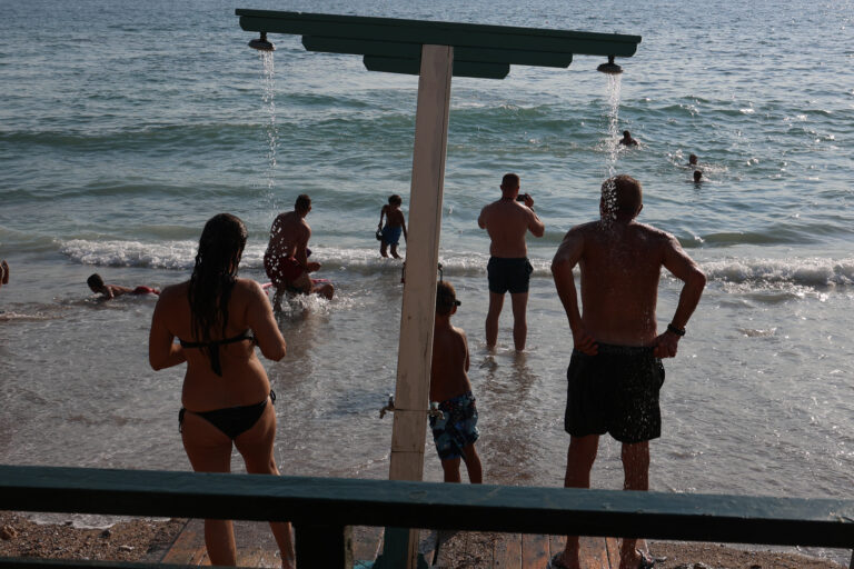 Καιρός: Καύσωνας με 39άρια – Αλλάζει το σκηνικό με βροχές, 8 μποφόρ και νέο κύμα ζέστης