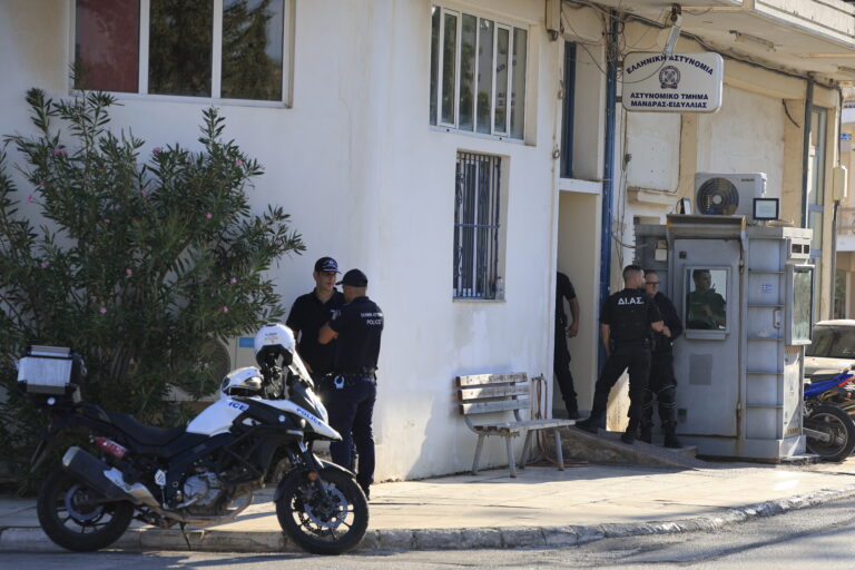 Μάνδρα: Μάχη στη ΜΕΘ για τον 31χρονο που εισέβαλε με μαχαίρι στο Αστυνομικό Τμήμα