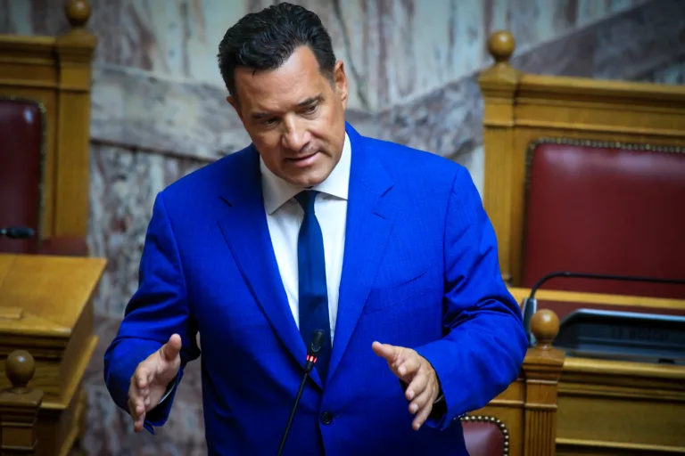 Άδωνις Γεωργιάδης: «Έκρηξη» για το fake news με τον Μαζωνάκη – Φωτογραφία στοχοποίησε άσχετη γ