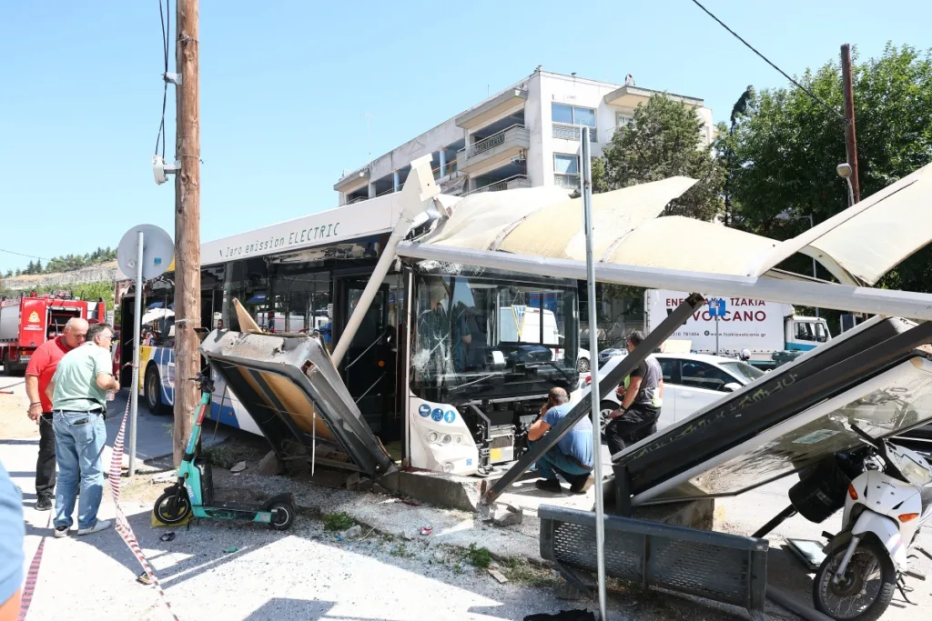 Θεσσαλονίκη: Εξιτήριο για 2 γυναίκες που τραυματίστηκαν από την πρόσκρουση λεωφορείου σε στάση – Με 