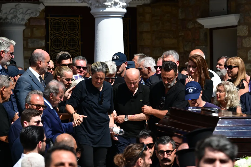 Γιώργος Μαζωνάκης: Συντετριμμένη η οικογένειά του στο τελευταίο «αντίο» – «Ράγισαν» καρδιές οι αδελφ