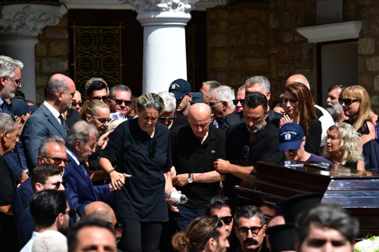 Γιώργος Μαζωνάκης: Συντετριμμένη η οικογένειά του στο τελευταίο «αντίο» – «Ράγισαν» καρδιές οι αδελφές του