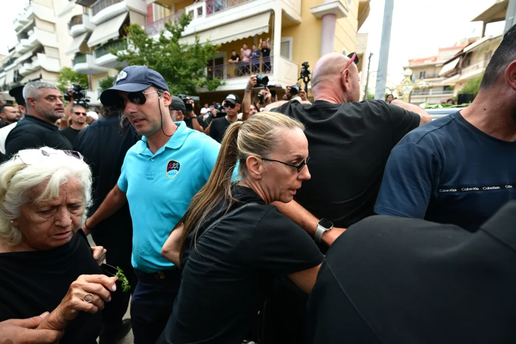 Γιώργος Μαζωνάκης: Η Βάσω ξανά στον τάφο του – «Είχαν τις ενδείξεις και τις αγνόησαν», λέει η αδελφή