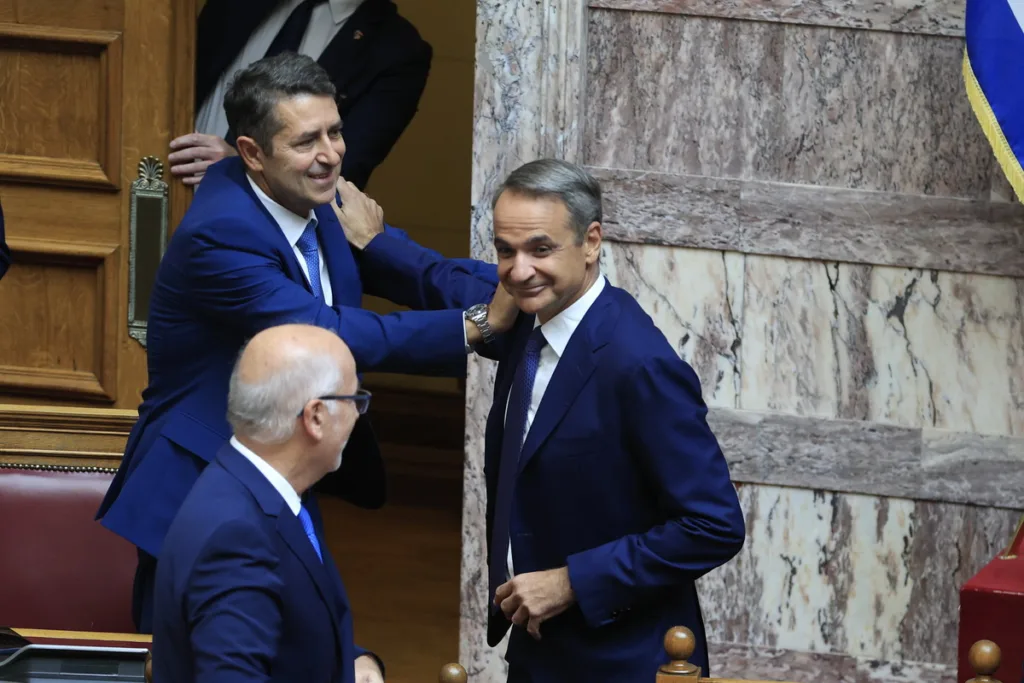 Γιώργος Μυλωνάκης: Επέστρεψε στα υπουργικά έδρανα μετά τη σοβαρή περιπέτεια της υγείας του