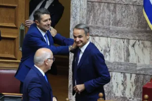 Γιώργος Μυλωνάκης: Επέστρεψε στα υπουργικά έδρανα μετά τη σοβαρή περιπέτεια της υγείας του