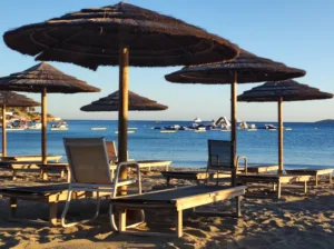 Βουλιαγμένη: Στον ανακριτή 76χρονος και 21χρονη μετά τον θάνατο του 82χρονου – «Βαρύτατες» οι κατηγορίες