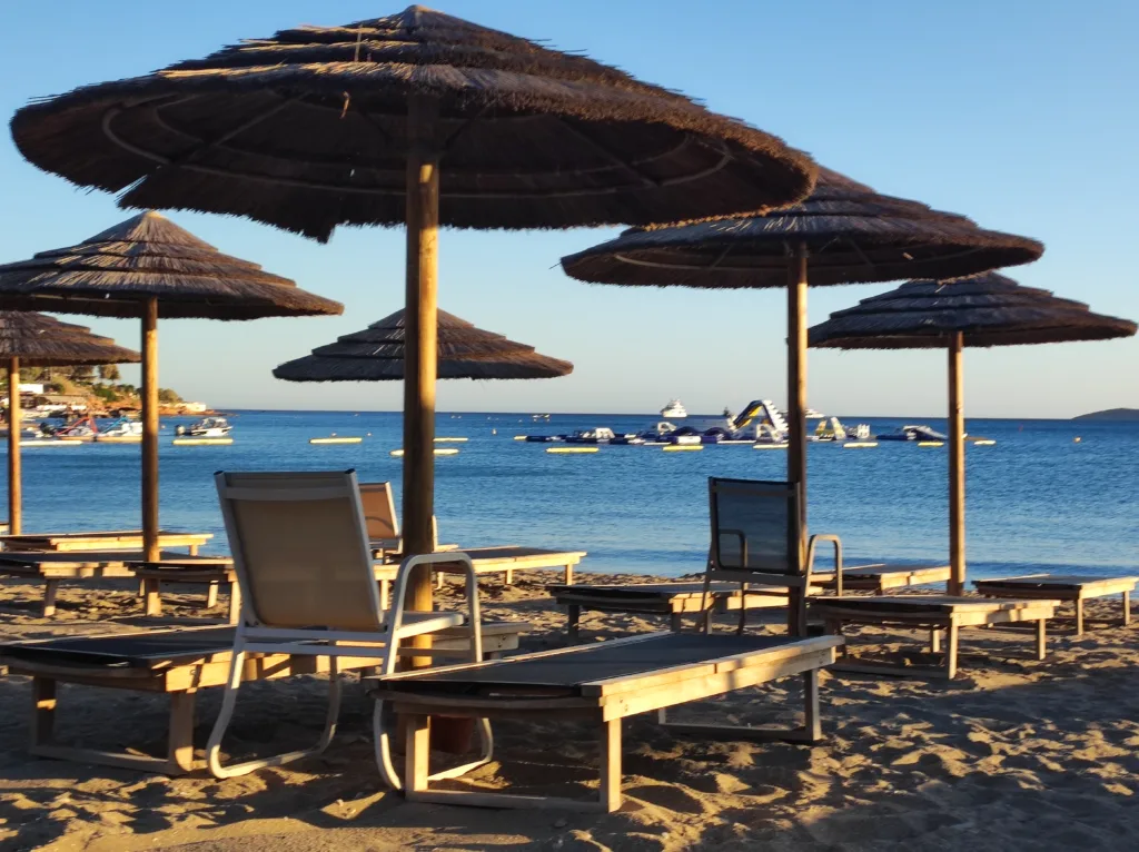 Βουλιαγμένη: Συνελήφθη και η 21χρονη ΑμεΑ μετά τον θάνατο του 82χρονου – Ο καβγάς για μια ξαπλώστρα