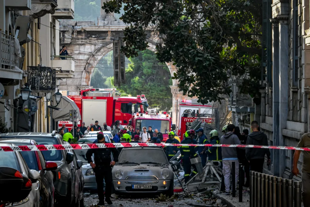 Έκρηξη στην Πλάκα: Θρίλερ στα συντρίμμια για αγνοούμενους – Η ΕΜΑΚ «χτενίζει» τα χαλάσματα [εικόνες 