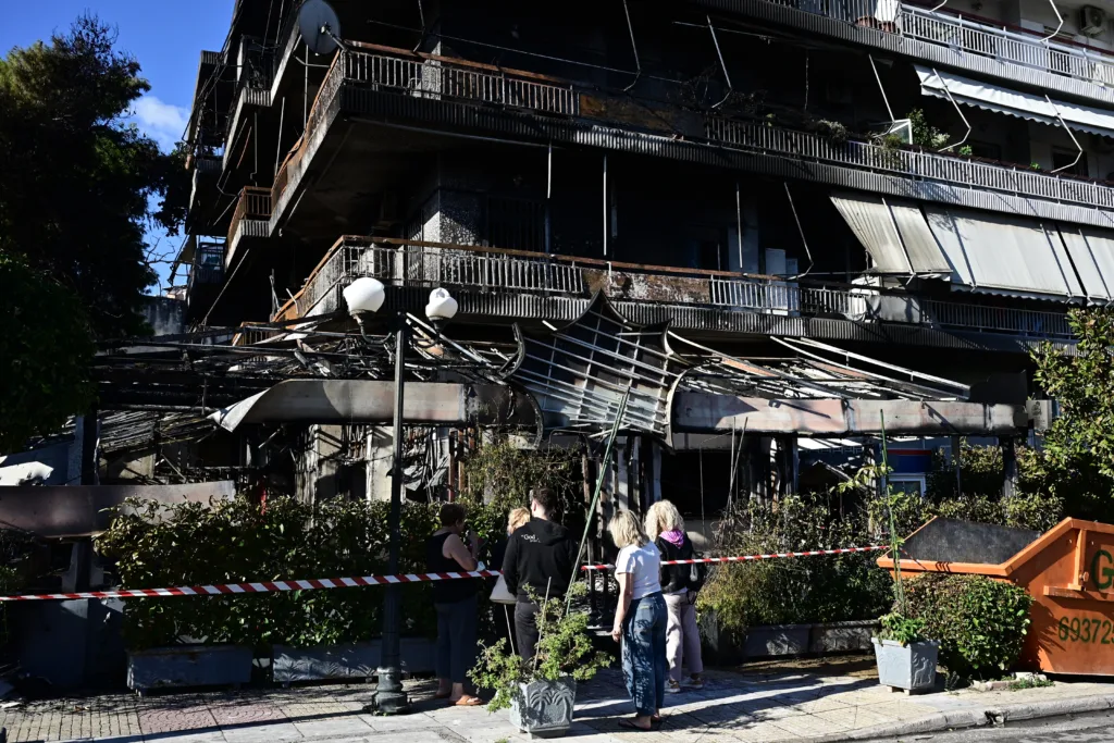 Νέα Ιωνία: Βίντεο-ντοκουμέντο «δείχνει» τους εμπρηστές – Έσπασαν την τζαμαρία, έριξαν εύφλεκτο υγρό 