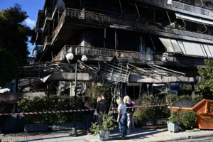Νέα Ιωνία: Βίντεο-ντοκουμέντο «δείχνει» τους εμπρηστές – Έσπασαν την τζαμαρία, έριξαν εύφλεκτο υγρό και έβαλαν φωτιά