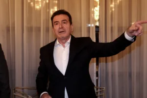 Χρυσοχοΐδης από Περιστέρι: «Δεν πρόκειται ποτέ να γυρίσουμε ξανά στην κρίση και τη χρεοκοπία» –