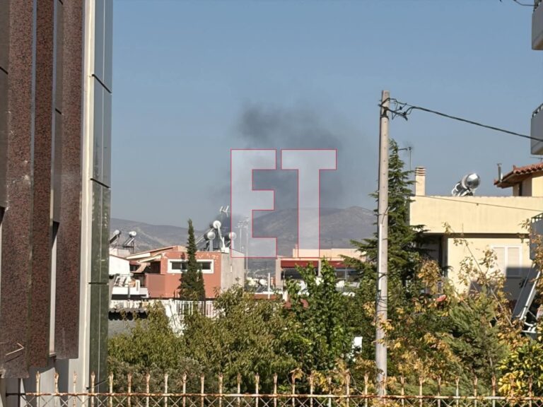 Υπό έλεγχο η φωτιά σε αποθήκη στα Άνω Λιόσια – Άμεση η επέμβαση της Πυροσβεστικής