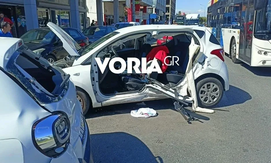 Θεσσαλονίκη: Οδηγός έπαθε επιληπτική κρίση – Παρέσυρε 3 ΙΧ και μηχανάκι