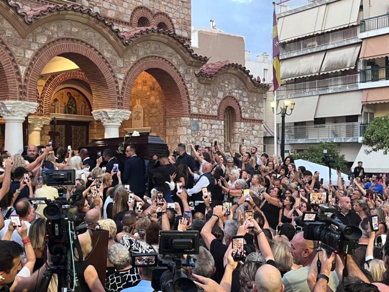 Ο ΕΤ στην αγρυπνία για τον Γιώργο Μαζωνάκη -Τραγούδια, δάκρυα και ΑΘΑΝΑΤΟΣ [εικόνες και βίντεο]
