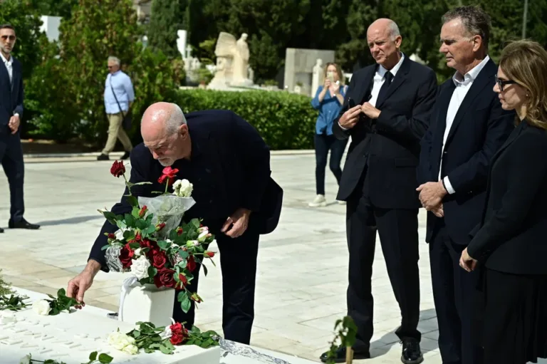 Στον τάφο του Ανδρέα Παπανδρέου τα παιδιά του με τις οικογένειές τους [εικόνες]