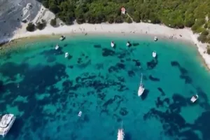 Άτοκος: Το ξεχωριστό αφιέρωμα του Γαλλικού Πρακτορείου στο νησί που κολυμπάς παρέα με γουρουνάκια