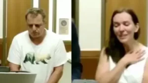 ΗΠΑ: 5χρονος «ξεχάστηκε» για ώρες μέσα στο αυτοκίνητο με 40°C και πέθανε – Συνελήφθησαν οι γονείς του