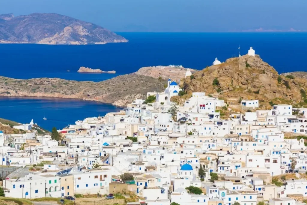 Η Le Figaro «ανακαλύπτει» στην Ίο τις Κυκλάδες – «Στα βήματα του Ομήρου»