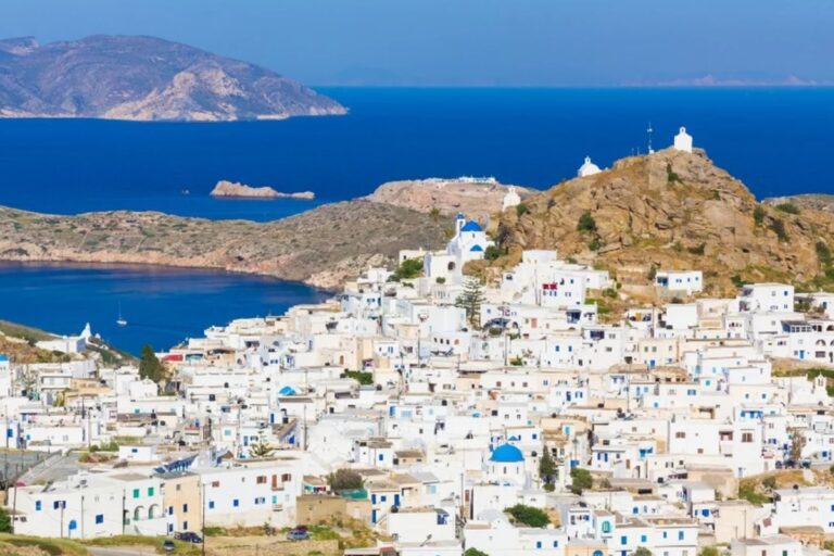Η Le Figaro «ανακαλύπτει» στην Ίο τις Κυκλάδες – «Στα βήματα του Ομήρου»
