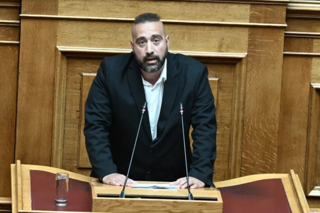 «Θύελλα» στη Βουλή: Ο ανεξάρτητος βουλευτής Γιώργος Μανούσος δήλωσε εκπρόσωπος του κόμματος Κασιδιάρ