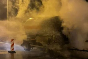 Συναγερμός στην Ιόνια Οδό: Φωτιά σε βυτιοφόρο όχημα με υγραέριο