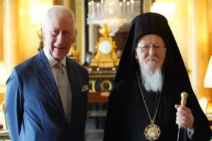 Συνάντηση Πατριάρχη Βαρθολομαίου με βασιλιά Κάρολο – Συζήτησαν σε εγκάρδιο κλίμα