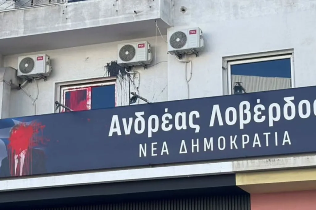Ανδρέας Λοβέρδος: Επίθεση με μπογιές στο πολιτικό του γραφείο – Καταδικάζει η ΝΔ